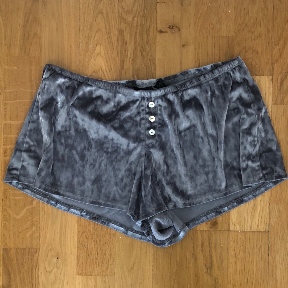 Tahari velour shorts - small
